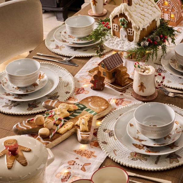 WEIHNACHTLICHES TISCHDECKEN