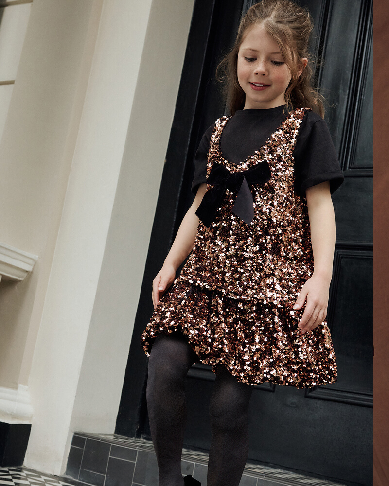 Mädchenkleidung mit Pailletten